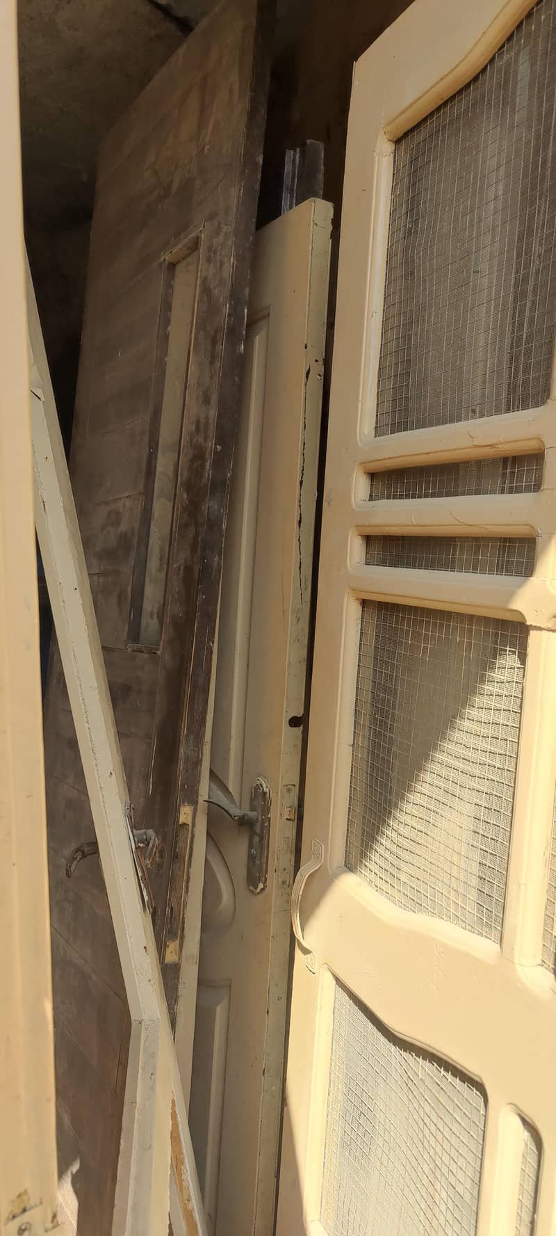 استعمال شدہ دروازے بہترین حالت میں مختلف سائزز میں دستیاب ہیں 3