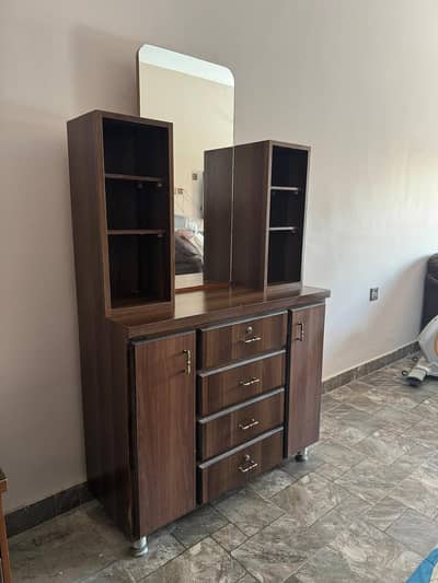Dresser condion 10/10 with mirror and 3 drawers