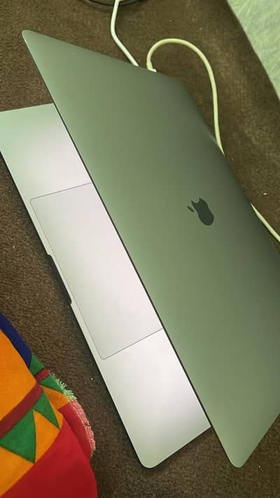 Macbook Pro 2016 15'  Core i5   4 G. B AMD Dedicated Graphics Card