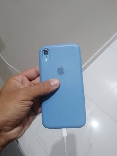 iphone xr 64 non back little crak Jo ky nazer b nhi ata