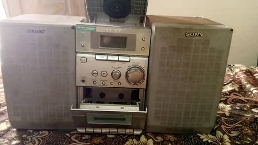 cd and cassate and radio all three system in this