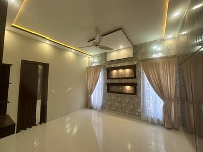 10 Marla Like New House For Rent In Bahria Town Lahore
