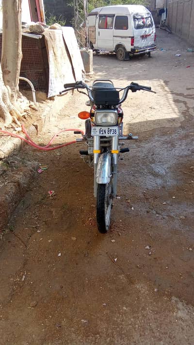 acchi condition mein hai Piche  tyre dalne wala hai