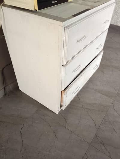 CHEST OF DRAWER