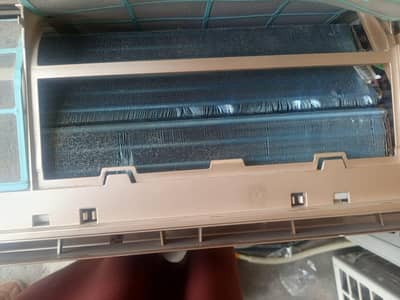 Like new DC inverter condition 10/10 geniun condition heat and cool