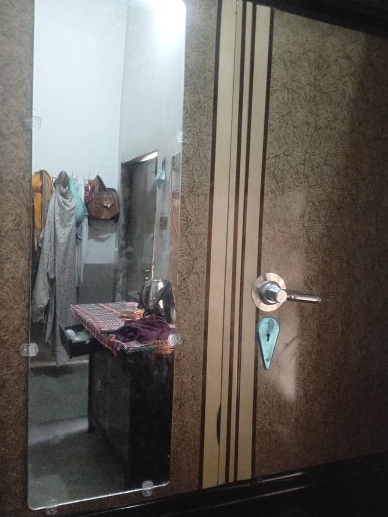 جدید ڈیزائن والی سیکنڈ ہینڈ الماری فروخت کے لیے ہاں یہ بھی بہت اچھا ہے 1