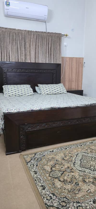 wooden solid bed for sale, availble in cantt,