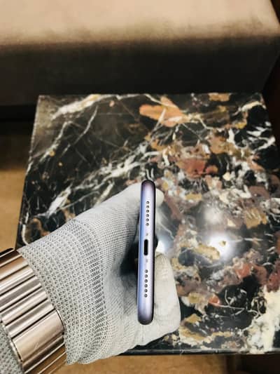 iPhone 11 (64GB)(J. V)