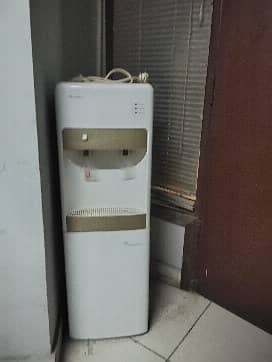 Gree Water Despenser Hot & Cold – New Working Condition