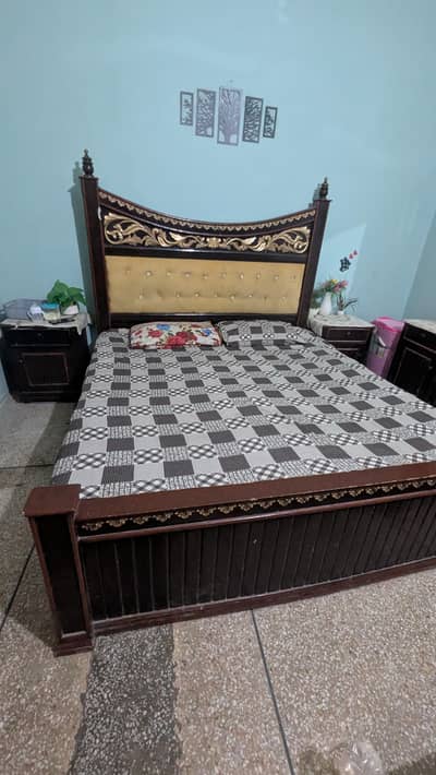 bed ha side table ha with show case paso ki zurorat ha sel kr Raha hu