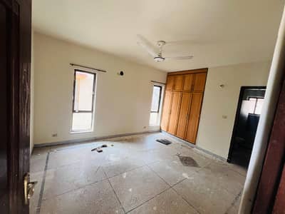 10 MARLA BEAUTIFUL HOUSE AVAILABLE FOR RENT IN LAKE CITY EDAN HOMES