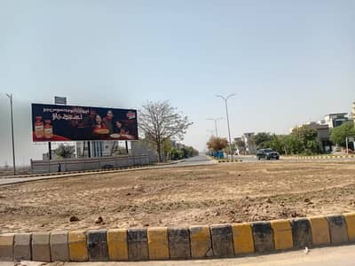 8 Kanal Farmhouse Land for Sale Gaon Gaga, Zila Lahore A great investment opportunity! 8 Kanal prime land available for sale, ideal for farmhouse development.