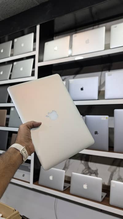 Macbook 2017 Air (Quantity available)