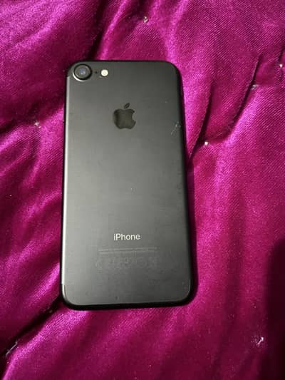 I phone 7 ((Sim working) looks like new