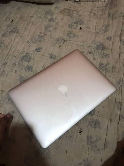 MacBook air 2015 4gb 128. ssd  core i5