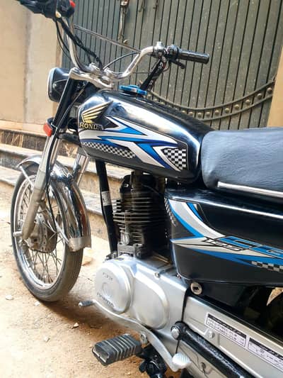 bike mai koi kam nhi All ok h 12 ka and 13 book available h