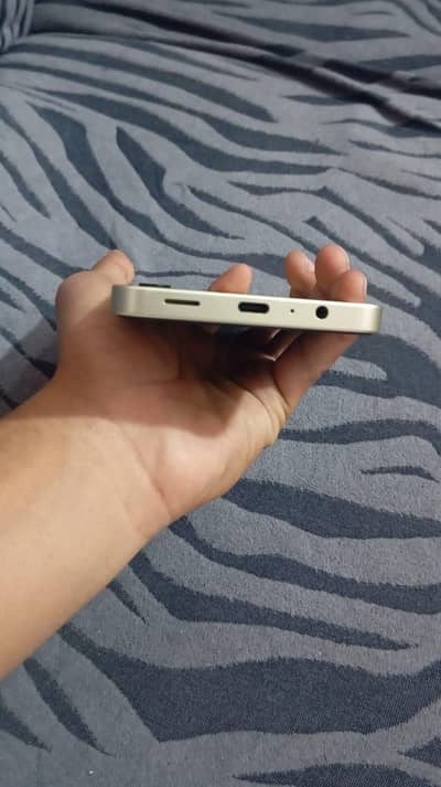 10/10 condition all ok pox sath ha charger bi full ok set 10 /10