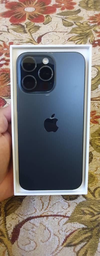 iphone 15 pro max 256 gb lla  10/10 condtion