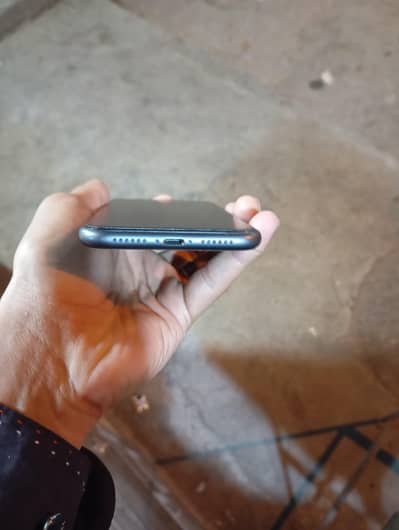 iPhone 11 10/10 condition