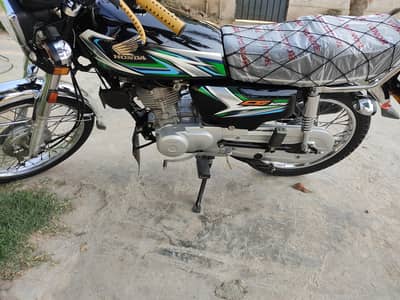 full lush condition zero meter bike hai  total original. 03009411037