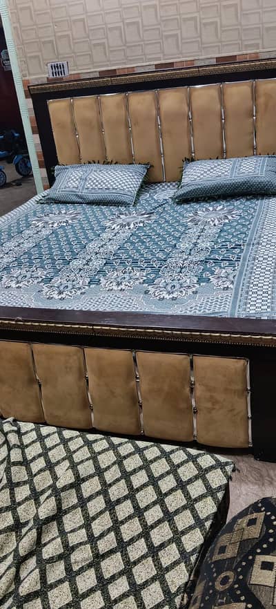 BED WITH SIDE TABLES