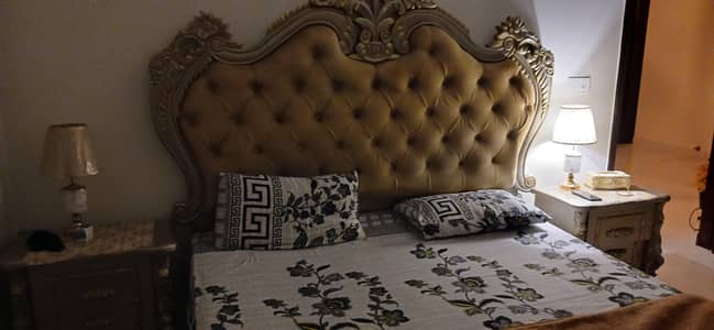 bed with side table spine maters with lamp