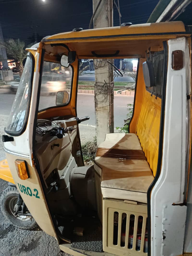 سیوا کا رکشہ ہے اور لوڈنگ کے لیے ہے سبزی بھی لگا سکتے ہیںں ب 1