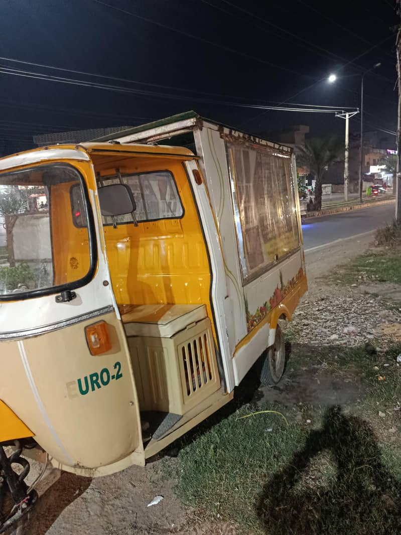 سیوا کا رکشہ ہے اور لوڈنگ کے لیے ہے سبزی بھی لگا سکتے ہیںں ب 2