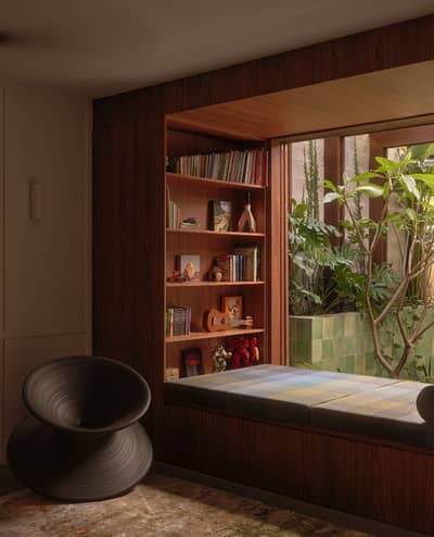 750 Yards 6 Beds Bungalow For Sale In KDA Scheme 1 Near NHS Karsaz Having A Big Garage And Multiple Servant Quarters