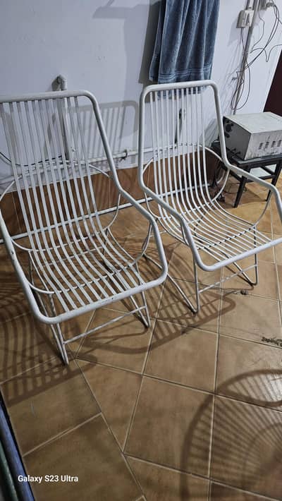 Strong and Durable Lawn Chairs with Table