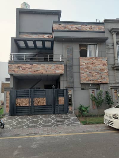 7.26 Marla House Ideal Location Near Park On 40ft Road For SALE In Dream Garden Lahore