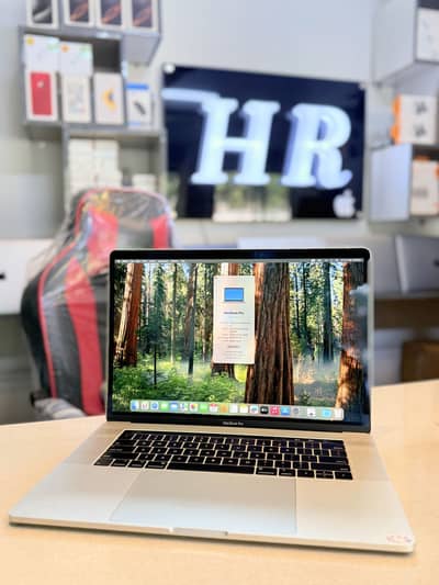 MacBook Pro 2018 15”Core i7 32GB/256GB SSD 4GB Radeon GPU Touch Bar