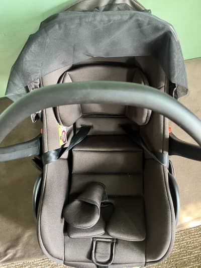 Baby carry cot/car seat