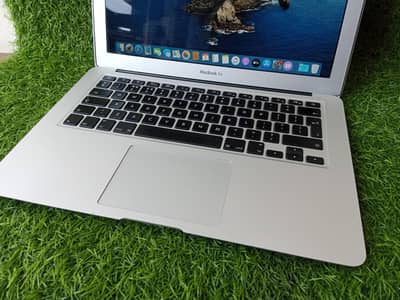 MacBook  i5 RAM 8gb SSD card 256gb condition 10 by 10