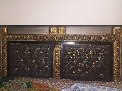 King size bed and matres sirf 2 hazar kam ho ga