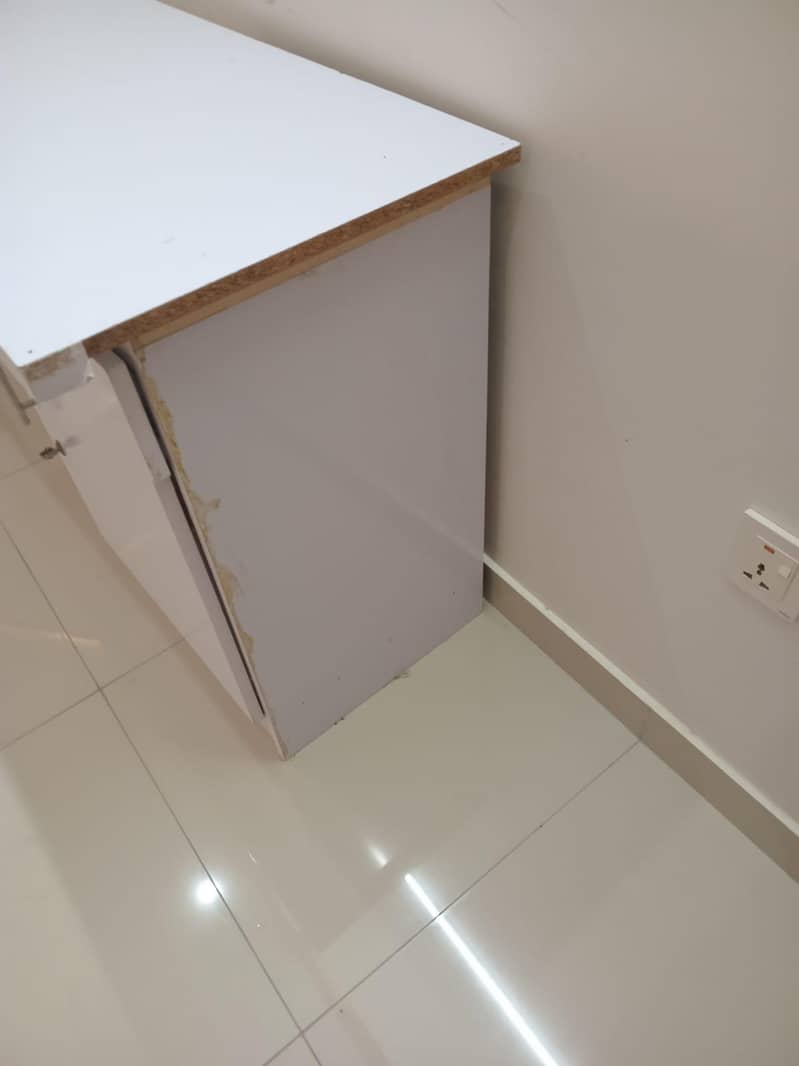 computer table . . 3