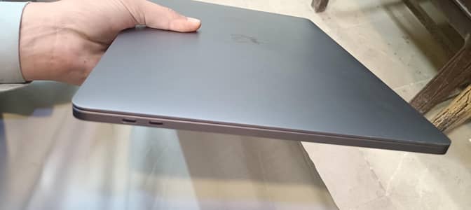 MacBook Pro Core i-7 2019 / 32GB Ram/ 1TB SSD/ 4GB Card /16 inch UHD