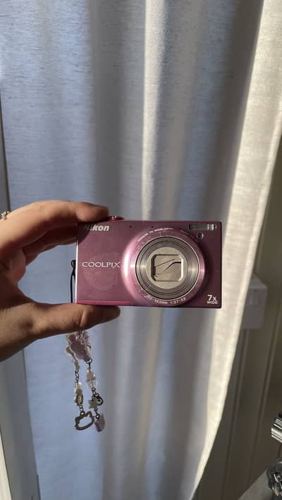 Nikon coolpix S6-100 digital camera (no battery)