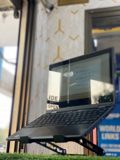 Lenovo 500e Chromebook, 4 GB RAM ,32 GB SSD with Type C charger