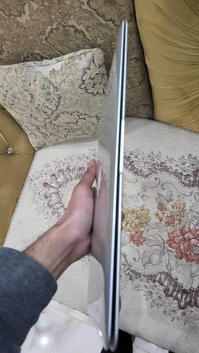 MacBook Air 2011 Windows 10 2GB 64GB with ssd n Original Charger