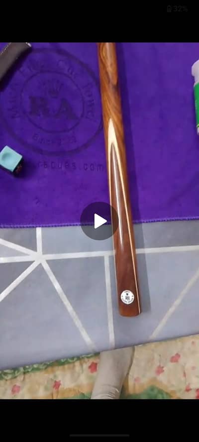 snoker cue of 10/10 condition ,hand made one piece straight arrows