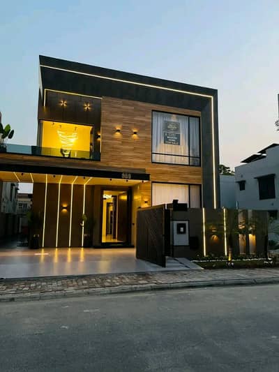 10 Marla Luxury House is Available for Rent in Bahria Town Lahore