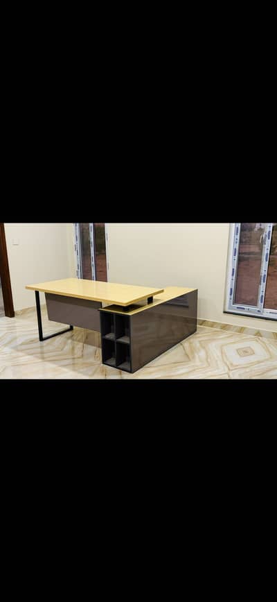 OFFICE EXECUTIVE TABLE FOR URGENT SALE