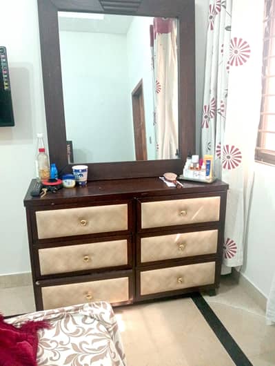 dressing table with vanity mirror