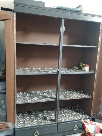 showcase in good condition used for only 1 year