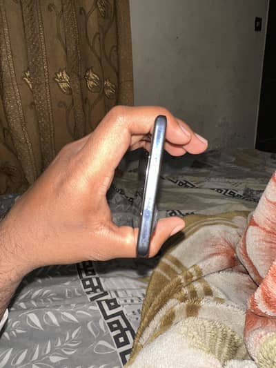 Condition boht ala ha Mobile ke black color ha or with box