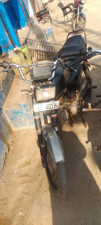 cd70 toyo ha 3rd  gari gallery ka masla ha bus or engine ok ha koi