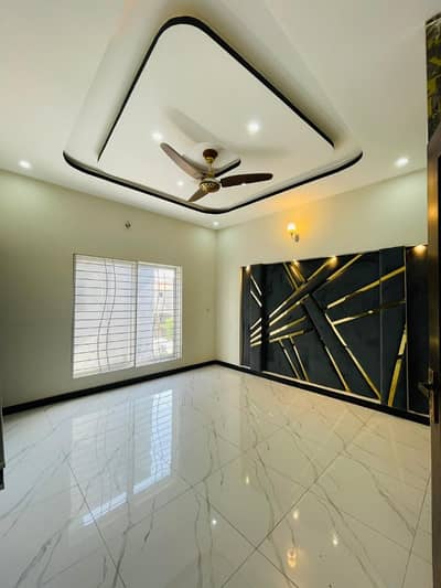 Prime Location In EME Society - Block D House Sized 10 Marla For Sale