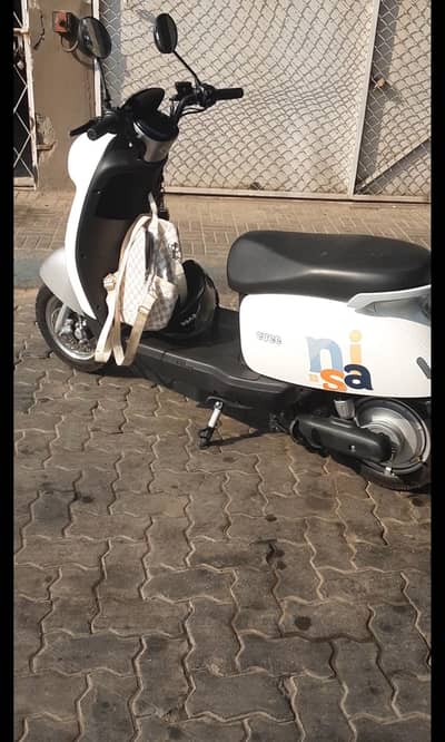 Evee Nisa Electric Scooter (white) in warranty with 10/10 condition