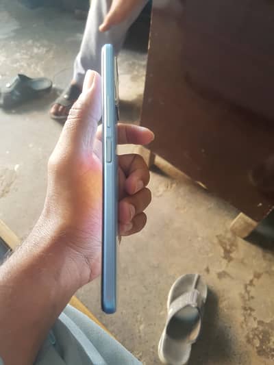 10/9 condishn . 8+4/128 gb . with orignl chargr